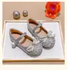 Sapatos de Cristal Fechados para Meninas 2026 Primavera/Verão Novos Fashionáveis Versáteis Casuais com Laço de Pérola Sapatos de Princesa