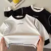 Camiseta de manga larga de moda para primavera y otoño para niños, elegante nuevo top base con patchwork de letras para niños y niñas
