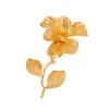 Broche largo floral de cuatro pétalos con textura vintage transfronterizo en oro mate, diseño de hoja y flor, sensación de alta gama, al por mayor