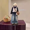 Conjunto de Tres Piezas para Niña Oso Otoño Temprano 2026: Camisa base azul marino, Pantalones de mezclilla de pierna ancha con tirantes, Suministro de primera mano Zili