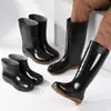 Botas de lluvia duraderas y resistentes a la abrasión con suela de goma para hombre, que ofrecen calidez, resistencia a ácidos y álcalis, un diseño de caña alta, construcción engrosada y características antideslizantes.. Estos son adecuados para uso industrial y de construcción, proporcionando protección impermeable.