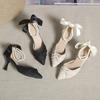Sandálias de Salto Médio Estilo Outono 2025 para Pessoas Baixas Ficarem Mais Altas, Sapatos de Salto Alto com Pedrarias Estilo Stiletto Francês, Sapatilhas Brancas