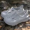 Chinelos Crocs Masculinos Fashionáveis com Solado Macio Antiderrapante Biqueira Sandálias Esportivas de Praia Casuais Modernas para Homens e Mulheres