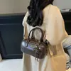 Bolsa Transversal de Mão para Ombro Bolsa de Boliche Feminina Estilo Designer Coreano de Nicho Bolsa Boston Retrô Transversal Versátil