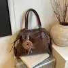 Bolsa tote minimalista e moderna com rebites para mulheres, outono retrô versátil para o dia a dia, nicho de personalidade, de ombro ou sob o braço
