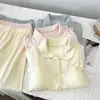 Cárdigan fresco y suave tipo loungewear para mujer, con pecho acolchado, cuello de solapa y mangas largas, adecuado para usar como pijama o prenda exterior en otoño e invierno.