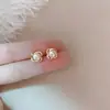 Pendientes de botón elegantes de perla con pasador de plata pura 999 para mujer, diseño de nicho, pendientes versátiles con un toque de lujo ligero y alta gama