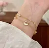 Moderna Moda de Lujo Ligero con un Toque de Alta Gama, Pulsera Doble Capa de Concha de Estrella y Luna con Circonita Super Brillante, Accesorio de Mano Versátil de Nicho para Mujeres