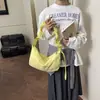 Bolsa Feminina Casual Artística de Ombro Único Estilo Coreano, Bolsa de Nylon Plissada Fashionável Formato Bolinho, Bolsa Transversal Feminina Estilosa e Moderna