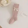 Leggings para niños 2026 primavera y otoño nuevo estilo pantimedias para niñas con rayas finas y lazo, calcetines para bebé de PP grande al por mayor