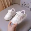 Zapatos de Lona Blancos de Moda para Niños Zapatos Individuales 2026 Casual Nuevo Estilo Zapatos Deportivos para Niñas Zapatos de Bebé Zapatos de Tabla Suela Suave Otoño