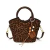 2026 Nova Bolsa Saco Retro de Veludo Fosco Design de Nicho Feminino Decoração de Miçangas Bolsa de Mão Ombro Transversal
