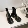 Botas finas estilo coreano 2026 novas para mulheres, com salto grosso, sola grossa, design que aumenta a altura, zíper traseiro, corte em V moderno e comprimento de cano médio branco.