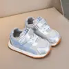 Otoño Invierno 2026 Zapatos Deportivos Impermeables Ligeros de Cuero de Suela Suave Unisex para Niños Zapatos Papá Niño Zapatos de Moda Forrest Gump Zapatos para Niños