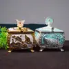 Modelo auténtico nuevo, ya disponible: Botes de caramelo cuadrados de metal con diseño de mariposa y pavo real, en stock para entrega inmediata, con un recipiente interior de vidrio para higiene y protección ambiental