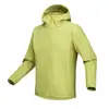Chaqueta de montañismo unisex de alta calidad de color liso, nueva colección 2026, chaqueta softshell suave, transpirable y resistente al desgaste para exteriores
