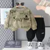 Conjunto de primavera e outono para meninos 20256, novo design estiloso para bebês de 1 a 3 anos, conjunto de duas peças com moletom de manga longa para outono