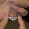 Colar de asa de anjo borboleta com diamantes completo cruzado mais vendido para mulheres incrustado com strass requintada corrente de suéter retrô de luxo leve atacado
