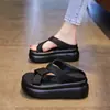 Pantuflas de moda de verano para mujer para exteriores, nuevo diseño estilo hada, adecuadas para combinar con faldas, sandalias de plataforma gruesa de alta gama para la playa