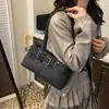 Primavera 2026 Diseño de Nicho Nuevo Estilo Vintage de Alta Gama Chica Picante Bolso de Motocicleta Bolso Bandolera Retro Tipo Baguette para Hombro para Mujer