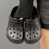 2026 Nuevos Zapatos Transpirables de Agujeros de Verano para Salir Tacón Bajo Enfermera Dibujos Animados Lindos Pareja Sandalias de Punta Cerrada