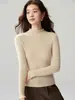 Nova coleção outono/inverno 2026: Camada base feminina de malha canelada, com corte justo que valoriza a silhueta, gola semi-alta e acabamento franzido, feita de 100% cashmere puro
