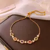 Pulseira pingente geométrico de flor de zircônia cúbica estilo europeu e americano, elegante e versátil, uma peça de joalheria delicada e luxuosa com um toque de alta qualidade, um acessório único e estiloso para mulheres