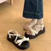 Sandálias de Moda com Laço de Bolinhas Femininas para Uso Externo 2026 Novo Verão Plataforma Aumenta Altura Solado Grosso Sapatos Romanos de Praia