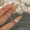 Collar de Doble Flor en Forma de V de Lujo con Nácar Blanco y Rosa, Cadena para Clavícula de Doble Flor de Trébol de Cuatro Hojas, Collar en Forma de Diamante, Lujo Ligero de Gama Alta