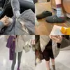 Zapatos peludos estilo Mom de uva para mujer, cálidos, forrados de felpa, mocasines cerrados, se pueden usar al aire libre, zapatos estilo Birkenstock de suela gruesa, zapatos de algodón, zapatos de un solo paso para personas perezosas
