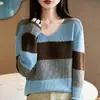 Tricô Malha Tricotada Listrada Contrastante com Decote V Coreano para Mulheres no Outono e Inverno Novo Design Solto e Justo Casual Tricô Malha Tricotada para Mulheres