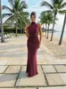 Vestido de noite europeu e americano transfronteiriço com gola halter, ombros à mostra, corte sereia, sem mangas, plissado, acinturado, justo, longo para banquetes e festas
