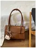 Bolsa de mano estilo retro, de alta gama, gran capacidad para mujer, nueva colección 2025, moderna y única, adecuada para ir al trabajo
