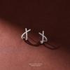 Plata de ley S925 forma de X elementos geométricos Pendientes de cruz minimalistas para mujer estilo ins viento frío diseño de nicho Pendientes de botón con diamante