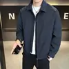 Colección Otoño 2026: Chaqueta Casual de Moda para Hombre con Solapa Elegante, Diseño de Alta Gama, Minimalista y Genial, con Aspecto de Retazos y Estilo Falso de Dos Piezas
