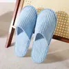 Pantuflas desechables de hotel, rayadas de forro polar de coral, antideslizantes, engrosadas, para uso en hoteles, casas de huéspedes y hogares, venta al por mayor desde el fabricante