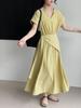 No final do vestido de malha coreano suave com decote em V para o dia a dia, afina a cintura, vestido feminino de nicho com alça de lenço triangular Z25101