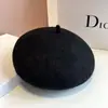 Gorra Boina para Mujer 2025 Nueva Retro Negra de Lana Cara Visible Pequeña Gorra de Botón Primavera y Verano Estilo Británico Literario