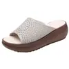Pantuflas de suela gruesa para mujer 2023 Verano nuevas sandalias de playa tacón plano una tira para mediana edad que aumenta la altura muffin para exterior zapatos frescos