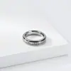 Anel Quadrado Rotativo Full-Diamond em Aço Titânio Estilo Europeu e Americano para Mulheres, Anel de Luxo Leve de Nicho em Ouro 18K para Alívio do Estresse