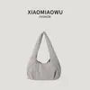 Bolsa de mão para estudantes coreanos, versátil para o trajeto, design retrô de bolinhas, moderna e única, bolsa de ombro casual para mulheres