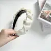 Faixa de cabeça de cetim franzida com strass, design antiderrapante com dentes, textura de luxo suave e leve, modifica o formato do rosto, adequada para o trajeto diário, adorno de cabeça versátil
