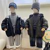 Ropa Infantil Estilo Coreano Otoño e Invierno Chaqueta de Algodón con Capucha Falsa de Dos Piezas para Niños y Niñas, Abrigo de Algodón Acolchado Grueso de Longitud Media Moderno