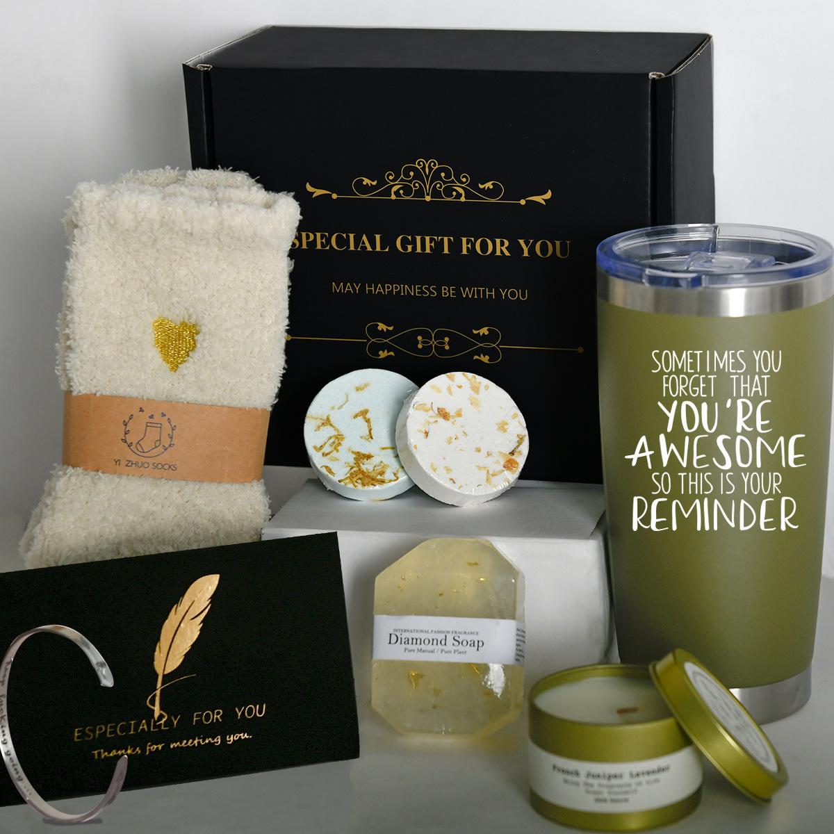 黑色礼盒+军绿色杯子+手工皂+贺卡+袜子+淋浴片+香薰蜡烛