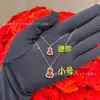 Colar Qilin Vermelho de Ano Novo com Cabaça Vermelha Feminino Ouro Rosa 18K Jade Verde Estilo Chinês Diamante cravejado Corrente de Clavícula Dupla Cabaça