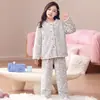 Nuevos pijamas de otoño e invierno para niñas, hechos de cálido forro polar de coral, con un diseño dulce y lindo, cárdigan de manga larga y un conjunto de dos piezas