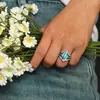 Venta Caliente Transfronteriza Nuevo Producto Moda Retro Europea Americana Anillo con Incrustaciones de Pedrería Turquesa Sintética Joyería para Mujer Fabricante Mayorista