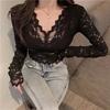 Blusa blanca de encaje con aberturas, estilo primavera 2025, para mujer, con un toque sexy y atrevido. Blusa corta de manga larga.
