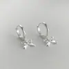 Pendientes de Aro con Colgante de Lazo Versátil Estilo Ins para Mujer, Estilo de Lujo Ligero de Gama Alta, Pendientes Delicados de Aro con Púa de Plata Inspirados en Chanel
