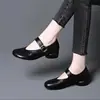 2026 Moda Versátil Primavera Outono Novo Retro Bico Redondo Baixo Salto Bloco Couro Macio Salto Baixo Sapatos de Salto Único Feminino para o Trabalho Fivela Única